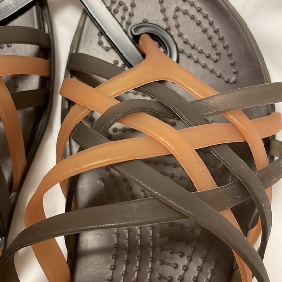 RARE SOLD OUT NWT CROCS HUARACHE WOMENS 7 BRONZE ESPRESSO SANDALS FLIP FLOPS - Picture 3 of 5